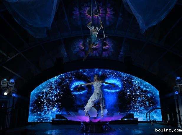 太阳公主号表演场的背景LED屏